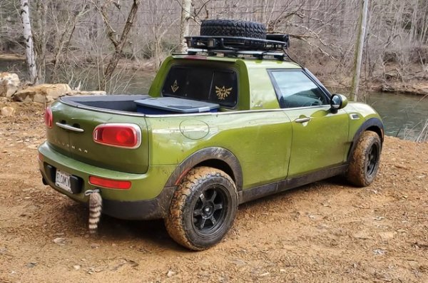 Освен това се появяват офроуд гуми, експедиционен багажник на покрива, мощна броня с допълнителна светлина и различна решетка. Двигателят е стандартен 2,0-литров с 306 к.с. и е комбиниран с автоматично задвижване на всички колела.